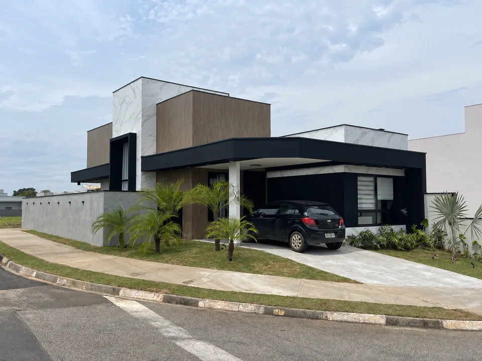 Casa térrea entregue pela Cariati, fachada com revestimento em madeira