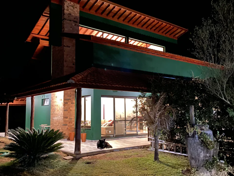 Casa entregue pela Cariati, fachada iluminada ao fim do dia