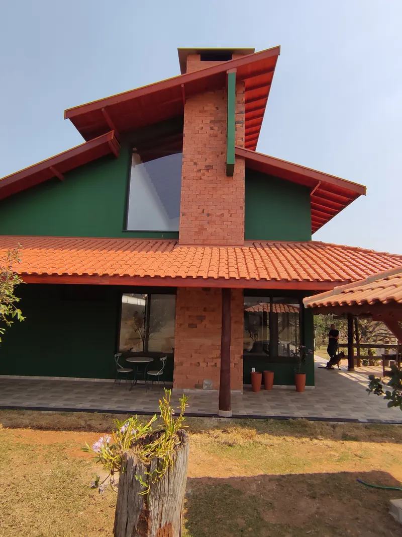 Casa de campo entregue, fachada com telhado aparente