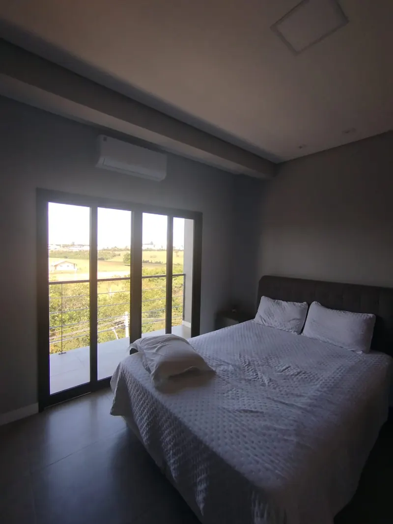 Suíte do casal, com vista para a área externa