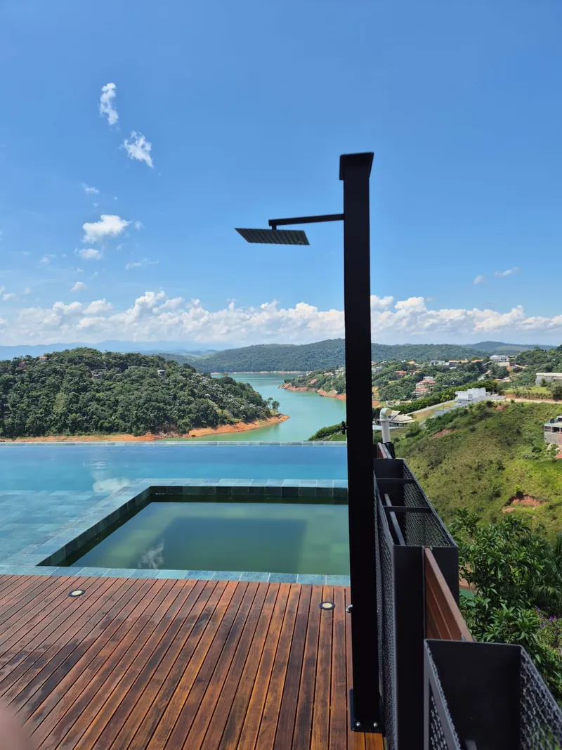 Ducha na borda da piscina, com vista para a represa