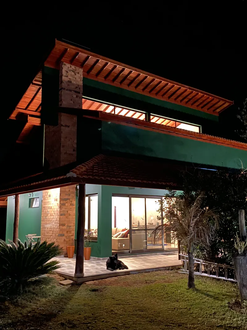 Casa entregue, fachada iluminada à noite
