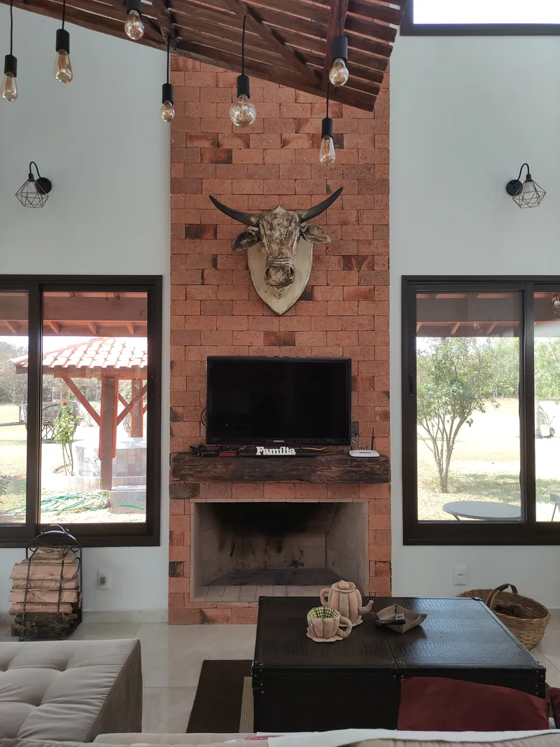 Sala de estar com lareira em tijolo aparente