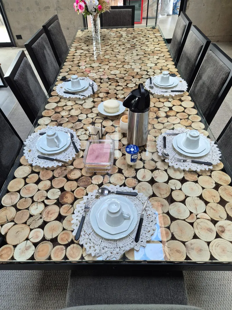 Mesa de jantar posta, com tampo de madeira em rodelas
