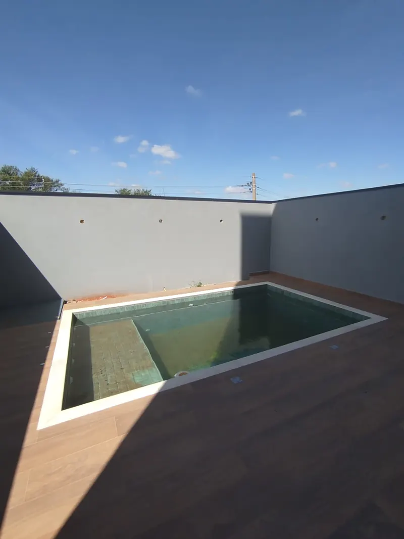 Piscina com deck em área de lazer