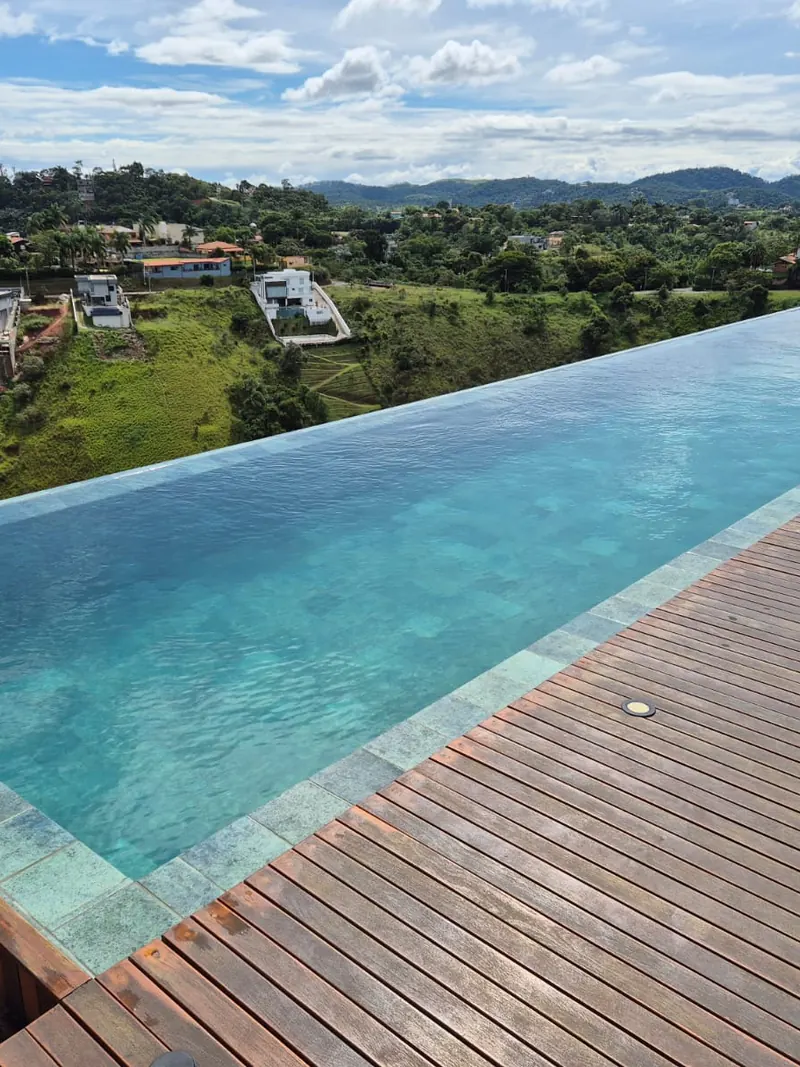 Piscina de borda infinita com vista para o vale